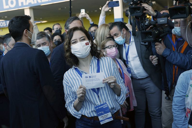 La presidenta de la Comunidad de Madrid, Isabel Díaz Ayuso, muestra su voto para elegir a Alberto Núñez Feijóo como nuevo presidente del PP