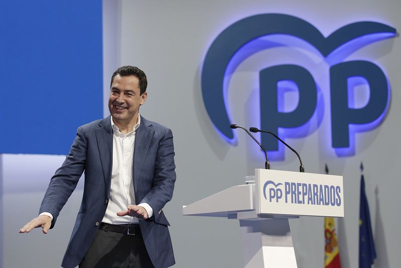 El presidente de la Junta de Andalucía, Juanma Moreno, durante su intervención en la segunda jornada del XX Congreso Nacional del PP que se celebra en Sevilla