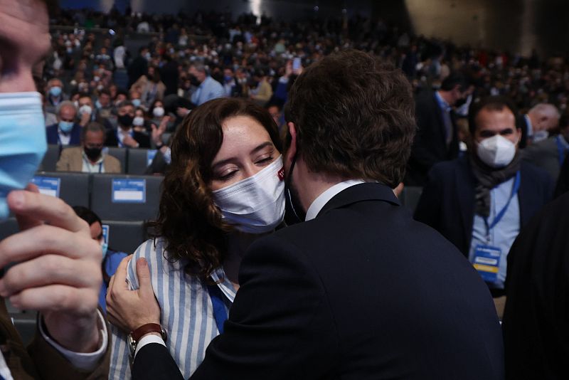 El presidente saliente del PP, Pablo Casado, saluda a la presidenta de la comunidad de Madrid, Isabel Díaz Ayuso, a la llegada al auditorio en el segundo día del congreso del PP