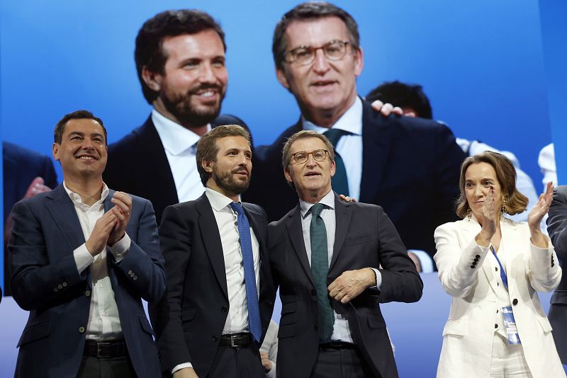 El nuevo presidente del PP, Alberto Núñez Feijóo, junto a su antecesor en el cargo, Pablo Casado