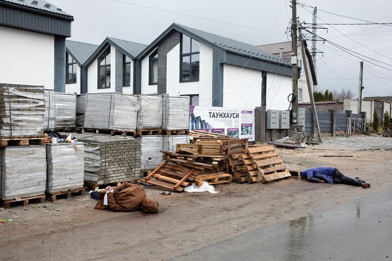 Al menos 20 cadáveres, algunos de ellos maniatados, han sido encontrados en las calles de Bucha. 