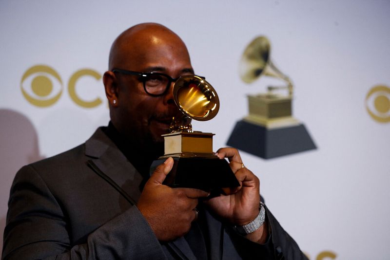 Christian McBride posa con su Grammy al Mejor Álbum de Conjunto Grande de Jazz, por "For Jimmy, Wes and Oliver".