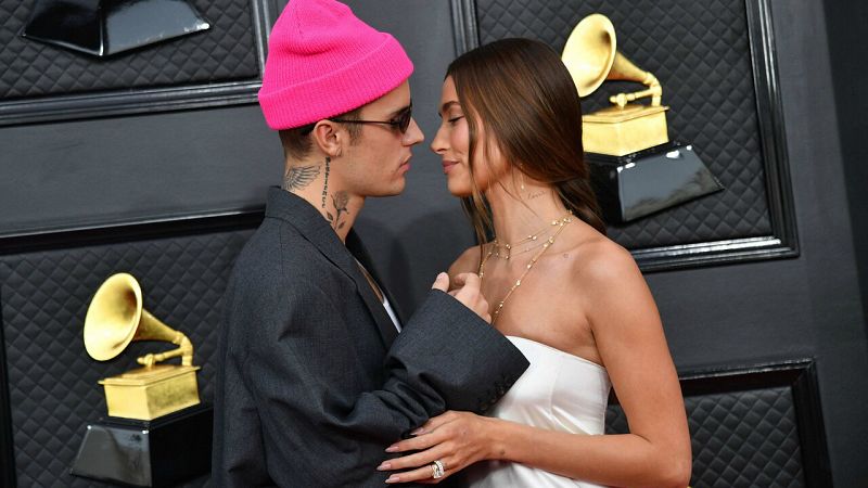 El cantautor canadiense Justin Bieber y la modelo estadounidense Hailey Bieber llegan a la gala.