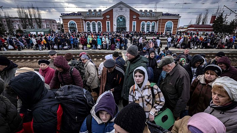 Civiles en la estación de Kramatorsk, en la región de Donestk (Ucrania), el pasado día 5 de abril. Foto: FADEL SENNA / AFP