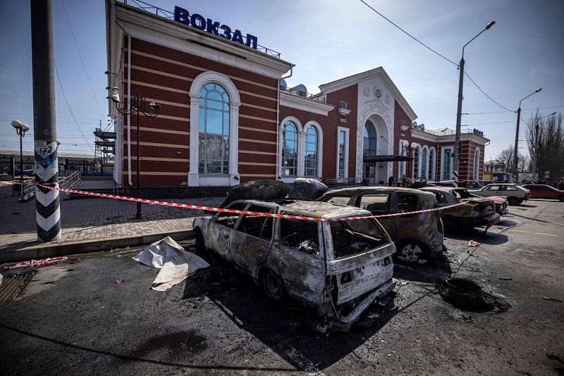 Vehículos calcinados en el exterior de la estación de tren de Kramatorsk