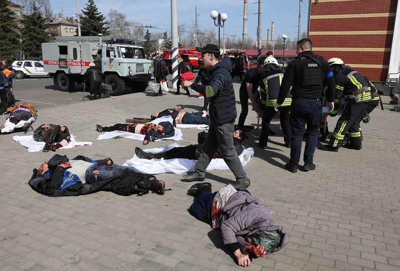 Víctimas yacen en el suelo tras el bombardeo