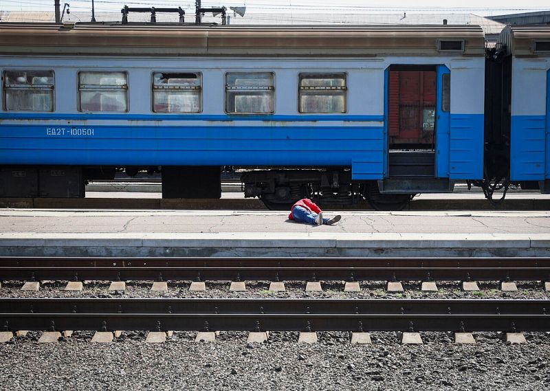 Un cuerpo yace en un andén de la estación de Kramatorsk