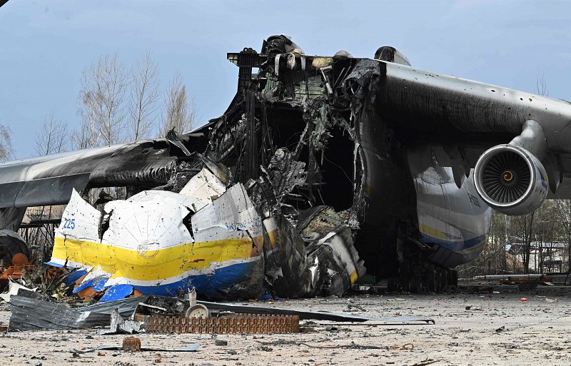 Un avión destruido en el aeropuerto de Hostomel