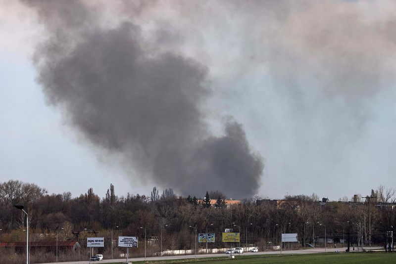 Humo en el aeropuerto de Dnipro después de un bombardeo. 