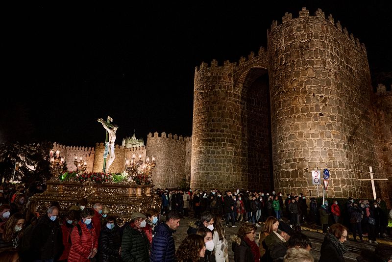 Via Crucis en torno a la muralla de Ávila