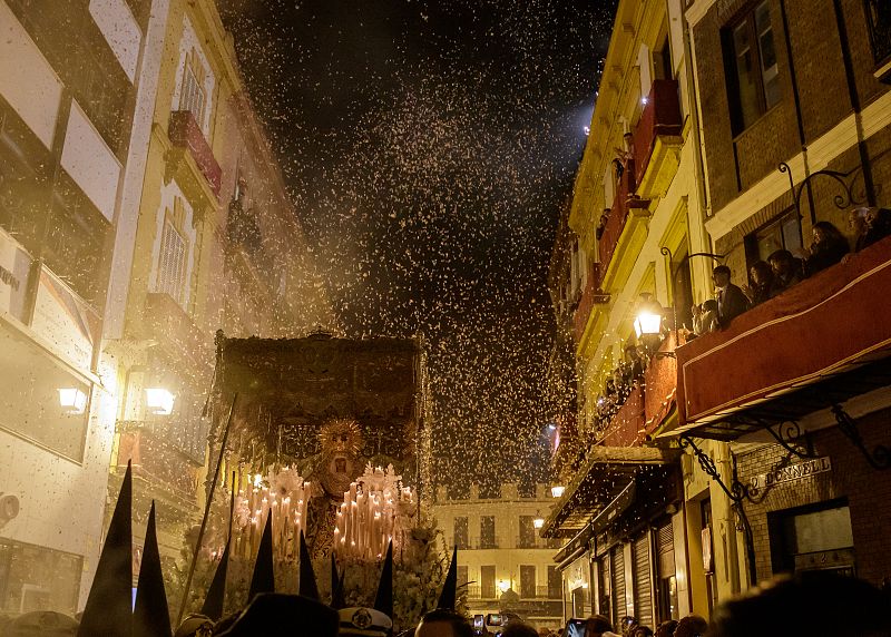 La Virgen de la Esperanza de Triana, en la 'madrugá' sevillana