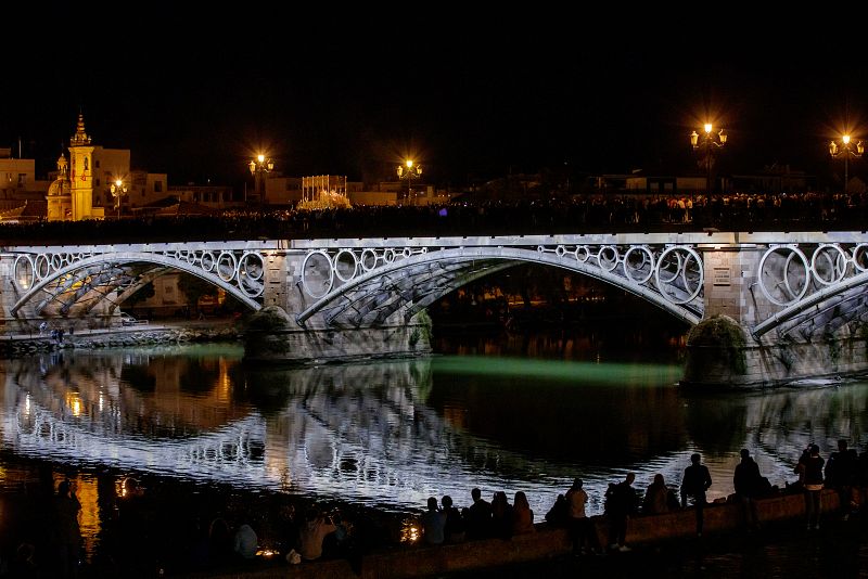 La Virgen de la Esperanza de Triana en la 'madrugá' sevillana