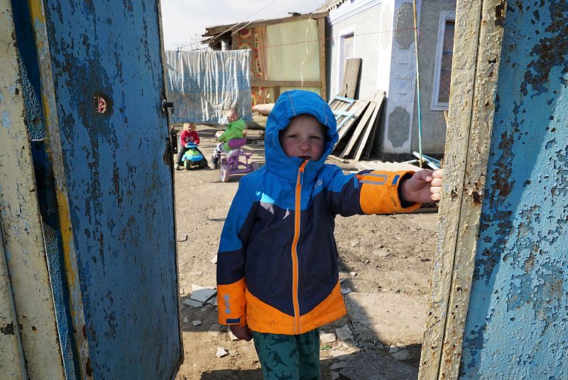 Un niño abre la puerta de su casa en el pequeño pueblo rural de Bashtanka.