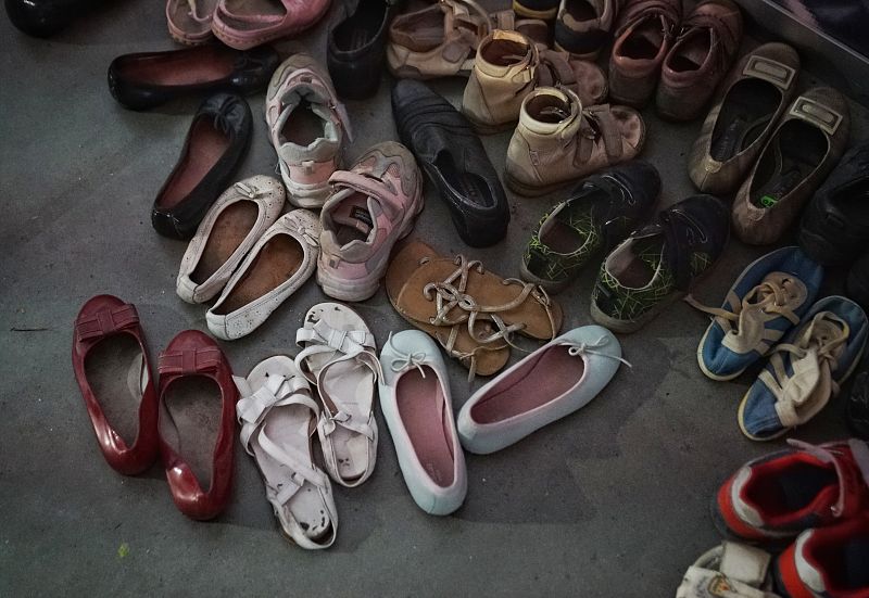 Varios pares de zapatos en el centro logístico de Zaporiyia, donde se presta ayuda material y se registra a las familias que huyen de la guerra con sus hijos.