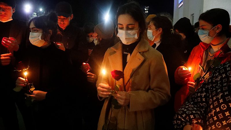 Varias personas se han reunido este viernes frente al aeropuerto de Tiflis, capital de Georgia, mientras esperan un vuelo de repatriación de dos voluntarios georgianos, David Menabdishvili y Nika Shanava, fallecidos en el conflicto de Ucrania.