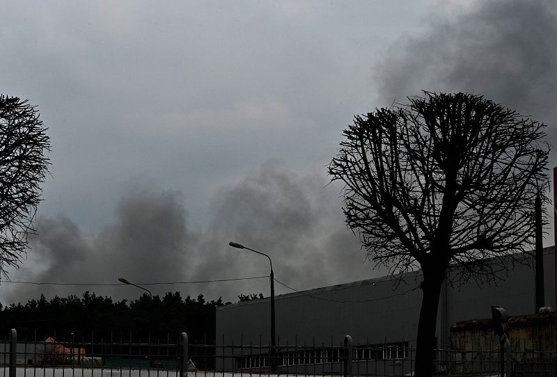 Humo sobre un bosque en Kiev, después de que se informara de ataques que afectaron a la capital ucraniana.