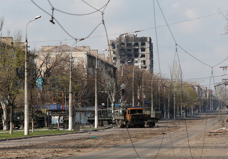 Una calle dañada durante el conflicto entre Ucrania y Rusia en la ciudad portuaria del sur de Mariúpol.