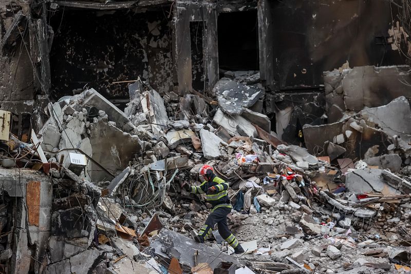 Bomberos desescombran un edificio bombardeado, en Borodianka (Ucrania).