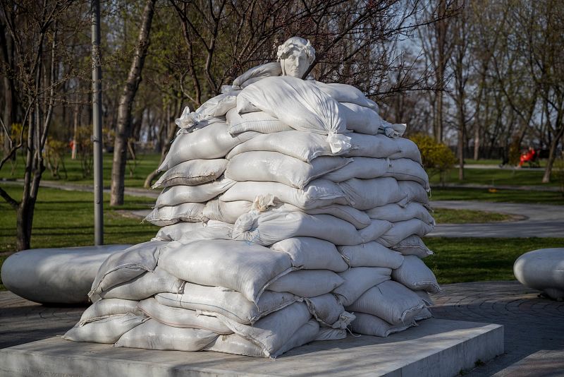 Una estatua es protegida con sacos de arena junto a la catedral de San Alejandro, en Kiev (Ucrania).