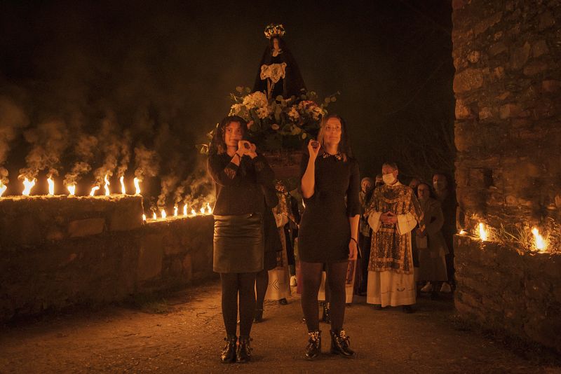 Celebración de la procesión de La Dolorosa, más conocida como la de los Caracoles, en la localidad orensana de O Castro