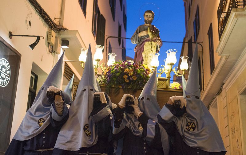 Procesión del Santo Entierro por las calles del centro histórico de Mahón, Menorca