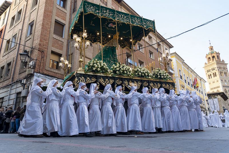 La imagen de Nuestra Señora de la Esperanza a su paso por la Catedral de Teruel