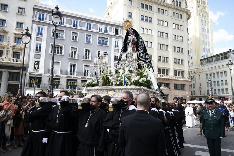 Procesión de la Soledad que sale del Convento de las Calatravas (de la Encarnación), en Madrid