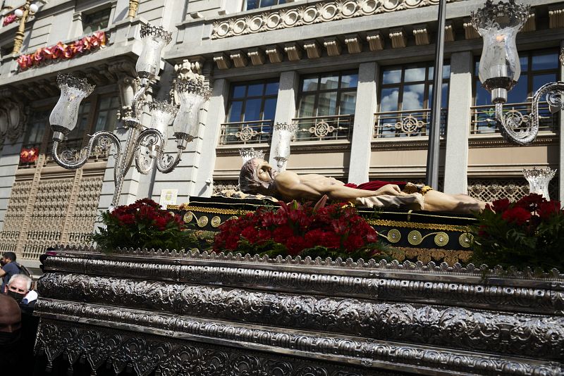 Procesión de la Soledad que sale del Convento de las Calatravas, en Madrid