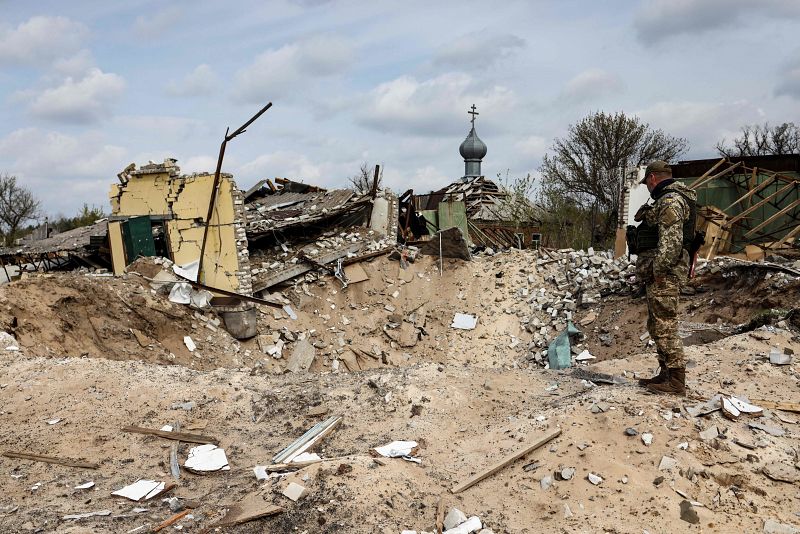 Un soldado ucraniano junto a una casa destruida en la localidad de Yatskivka, en el este de Ucrania