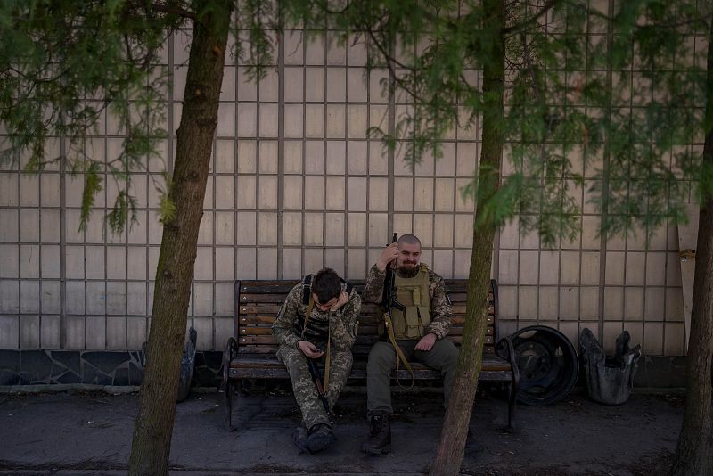 Dos voluntarios esperando para dirigirse a un campo de entrenamiento ubicado en las inmediaciones de Kiev