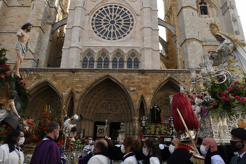 La Virgen María y Cristo Resucitado ante la catedral de León durante la Procesión del Encuentro