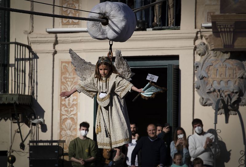 La pequeña Verónica Serrano, de 7 años, protagoniza la tradicional Bajada del Ángel para celebrar el Domingo de Resurrección en Tudela, Navarra