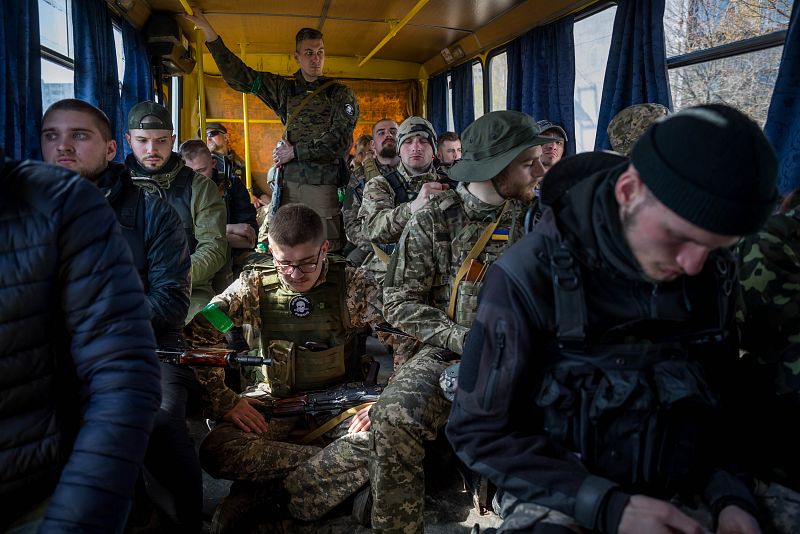 Un grupo de voluntarios dirigiéndose a un campo de entrenamiento ubicado en las inmediaciones de Kiev