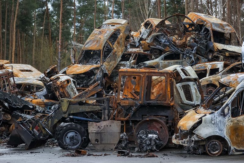 Vehículos destrozados apilados en Irpin, región de Kiev