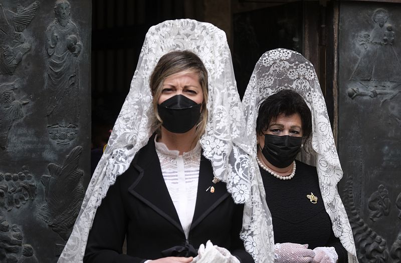 Junta de Hermandades y Cofradías de Semana Santa durante la procesión del Resucitado en Oviedo