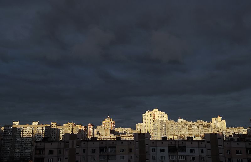 Atardecer en una zona residencial de la capital de Ucrania, Kiev