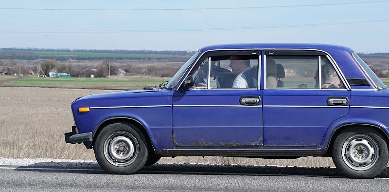 Refugiados ucranianos de Zaporiyia huyen hacia el oeste del país ante la continua ofensiva rusa en la región