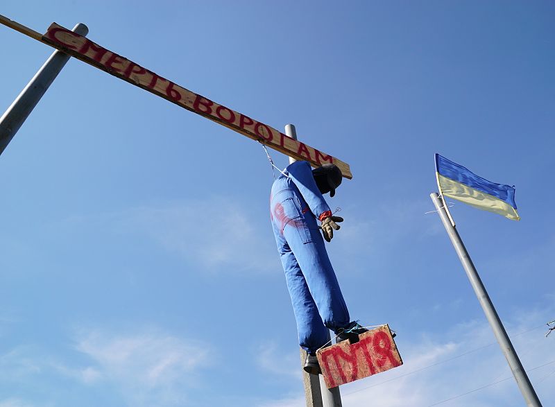 Los ucranianos han colgado un muñeco en un check point de la región de Zaporiyia con la inscripción 'Putin' y 'muerte a los enemigos'