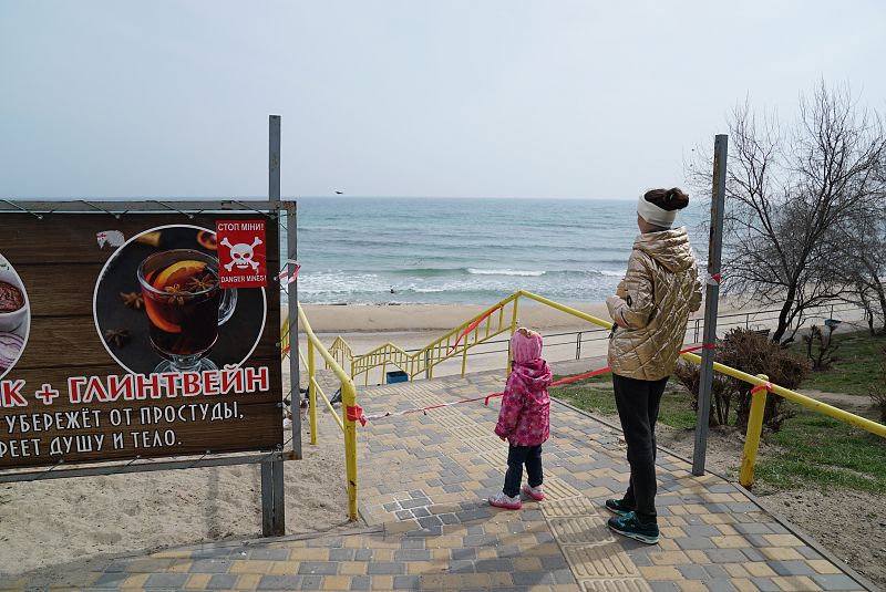 Los civiles no pueden acceder a las playas de Chornomrsk, minadas como prevención de un posible desembarco ruso