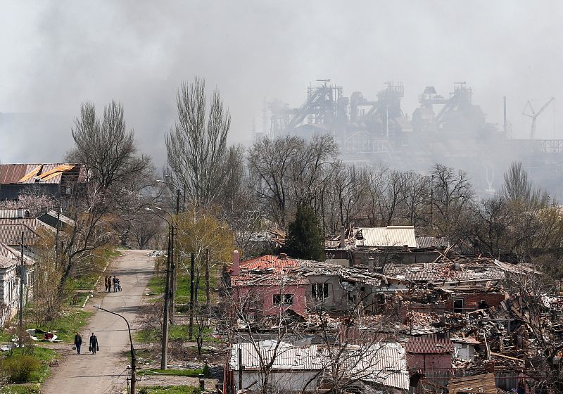 El humo se eleva por encima de una planta de la empresa 'Azovstal Iron and Steel Works' y de los edificios dañados en el transcurso del conflicto entre Ucrania y Rusia en la ciudad portuaria del sur de Mariúpol