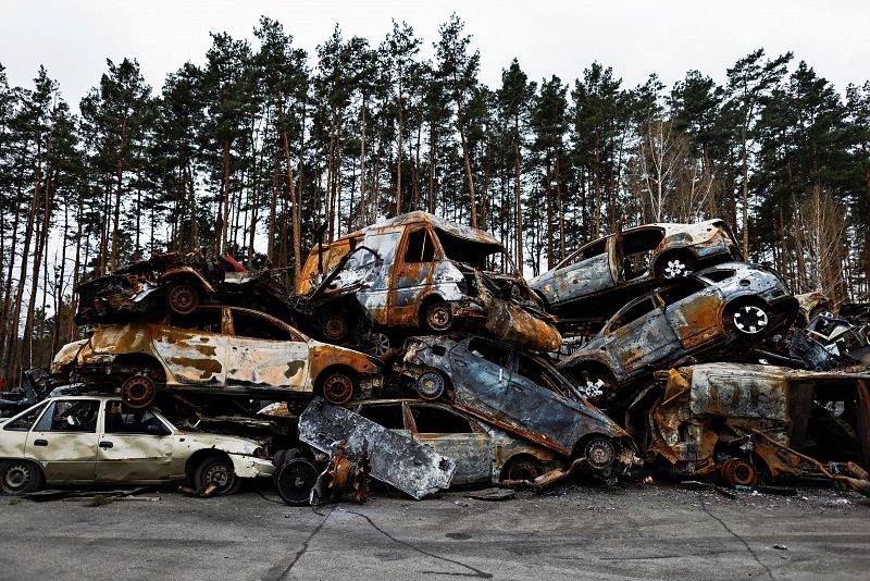 Coches destruidos en medio del ataque de Rusia a Ucrania son vistos, después de ser recogidos en diferentes lugares, en Irpin, región de Kyiv