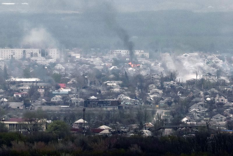 Una fotografía tomada desde el pueblo de Novodruzhesk, muestra el humo que se eleva en la ciudad de Rubizhne, en la región de Lugansk, en el 54º día de la invasión rusa de Ucrania