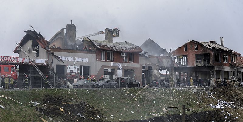 Rescatistas ucranianos apagan el incendio de un centro de servicio de automóviles tras un bombardeo ruso en la ciudad de Leópolis, al oeste de Ucrania