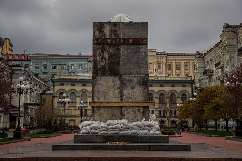 Fotografía de una escultura de Mykola Lysenko cubierta con madera y metal para protegerla de posibles ataques este 18 de abril, en Kiev