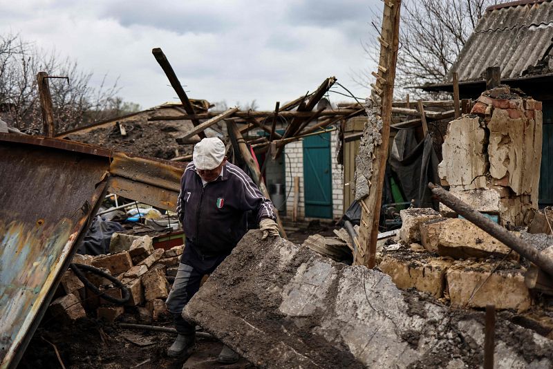 Un hombre llamado Sergiy camina entre los escombros de su casa destruida en el pueblo de Novodruzhesk.