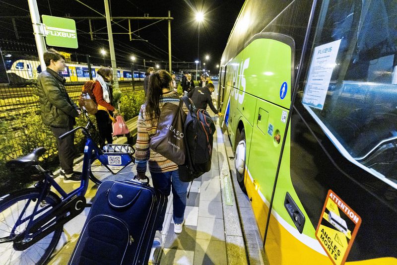 Un autobús de la compañía Flixbus se prepara para salir de la estación de Maastricht (Países Bajos) en dirección a Kiev