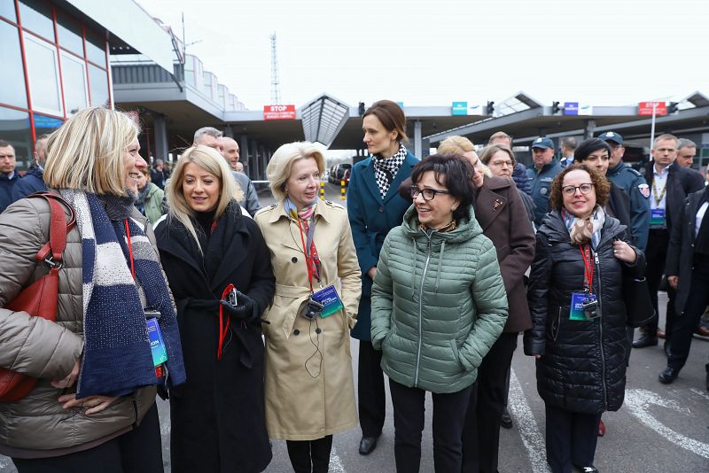 Las presidentas de los parlamentos de Polonia, Eløbieta Witek (segunda por la derecha), Letonia, Inara Murniece (tercera por la derecha), Austria, Christine Schwarz Fuchs, Bélgica, Eliane Tillieux y Chipre, Anita Dimitriu, durante su visita a la fron