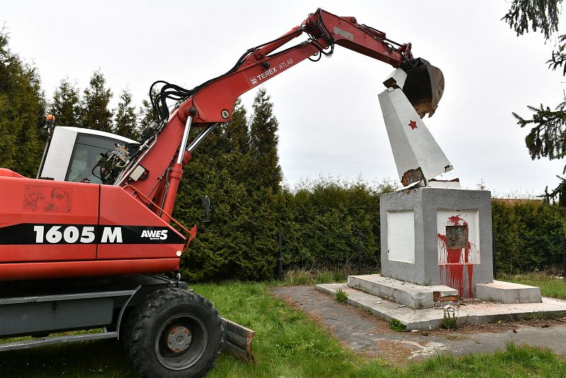 Demolición de un monumento en Polonia