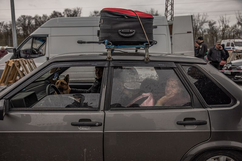 Una anciana de Melitopol se sienta en un coche mientras, junto con otros evacuados que huyeron de las zonas ocupadas por Rusia en el sur de Ucrania, llegan en sus propios coches al punto de evacuación de Zaporiyia.