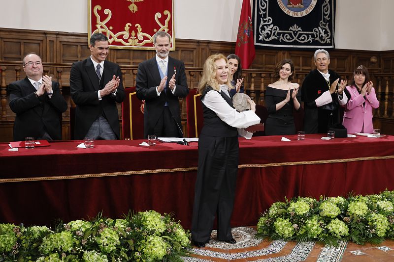 Aplausos para Cecilia Roth mientras recoge el Premio Cervantes en nombre de Cristina Peri Rossi